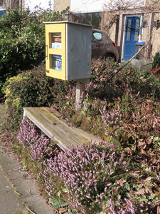 912404 Afbeelding van een minibibliotheek in de voortuin van de woning Castellumlaan 38 te De Meern (gemeente Utrecht).